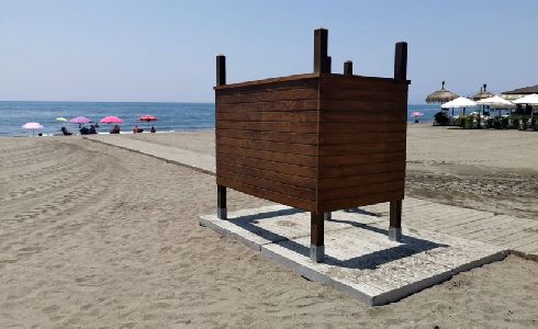 Rincón de la Victoria amplía el equipamiento de playas con la instalación de nuevos aseos y cambiadores