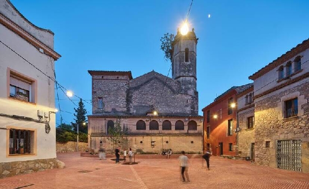 Salvi ilumina la Plaça de Riells, ganadora del Premio FAD 2025 a la mejor intervención urbana