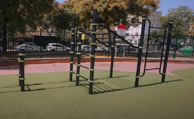 Sevilla transforma sus parques con nuevas zonas de calistenia para fomentar el deporte juvenil