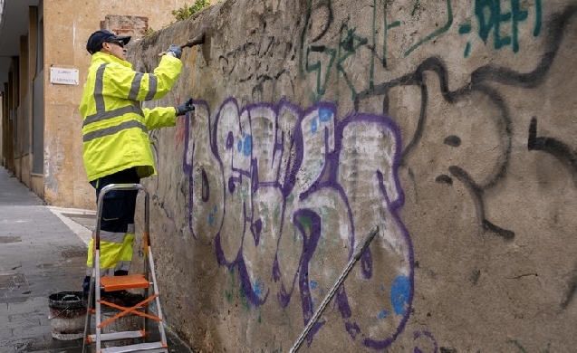 Tarragona crea un equipo especializado para eliminar pintadas y cartelería ilegal