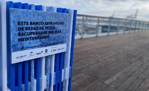 Un proyecto convierte basuras marinas en mobiliario instalado en la Marina de Valencia