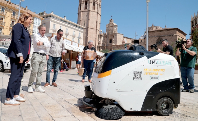Valencia prueba su primer robot autónomo de limpieza urbana dentro del Sandbox Urbano