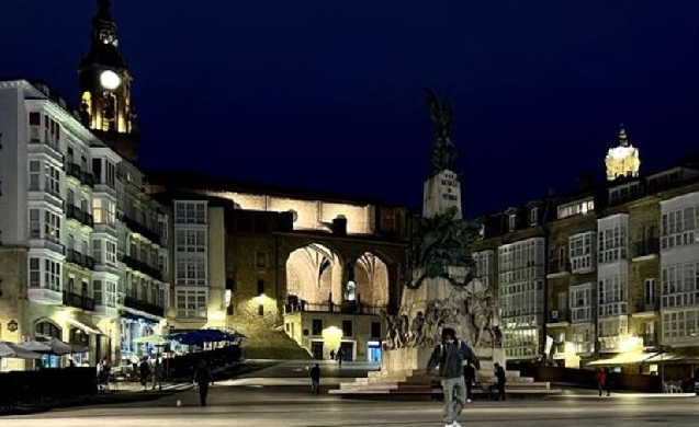Vitoria finaliza la adecuación del alumbrado en la plaza de la Virgen Blanca
