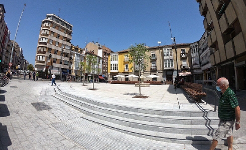 Vitoria-Gasteiz inaugura la nueva plaza del Hospital, más moderna y accesible