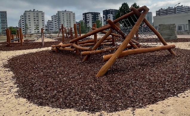 Zabalgana renueva su zona naturalizada de juegos infantiles con nuevas estructuras y más espacios verdes