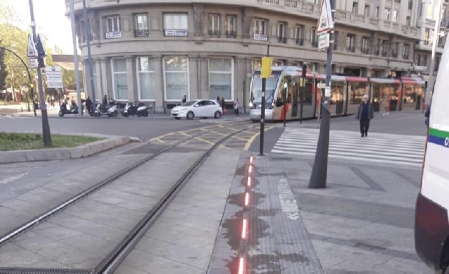 Zaragoza instalará balizas luminosas en una docena de cruces del tranvía
