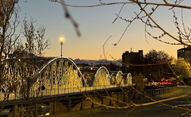 Zaragoza logra un ahorro energético del 81% con la nueva iluminación del Puente de Hierro