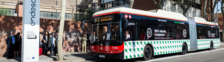 Barcelona estrena dos autobuses articulados eléctricos y una estación de carga rápida en ruta