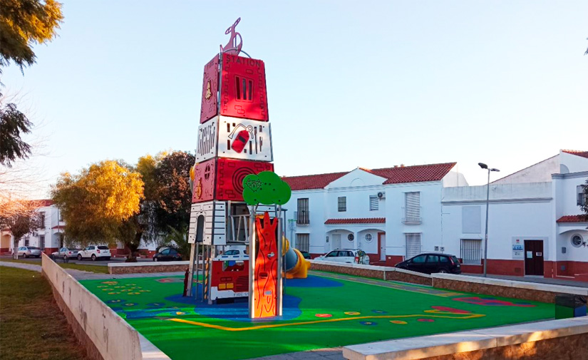 Torre gigante de temática parque de bomberos en Los Molares