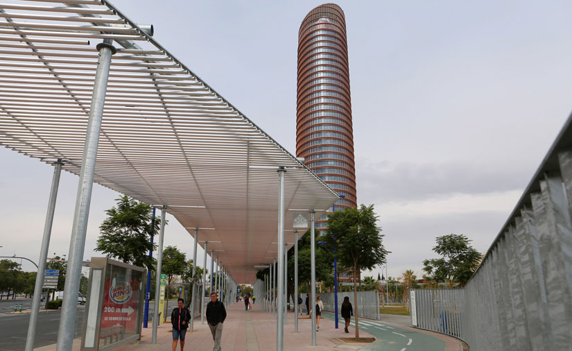 Torre Sevilla mejora el acceso peatonal al conjunto con la incorporación de una nueva pérgola