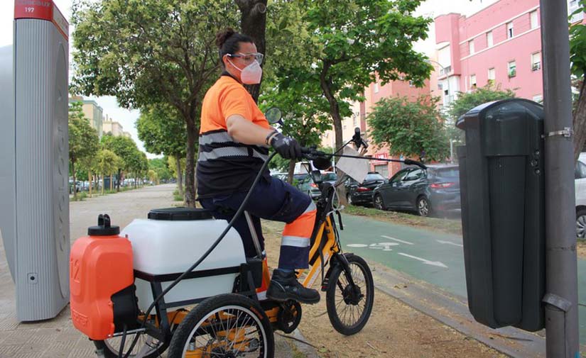 Triciclos eléctricos para desinfectar contenedores y mobiliario urbano en Sevilla