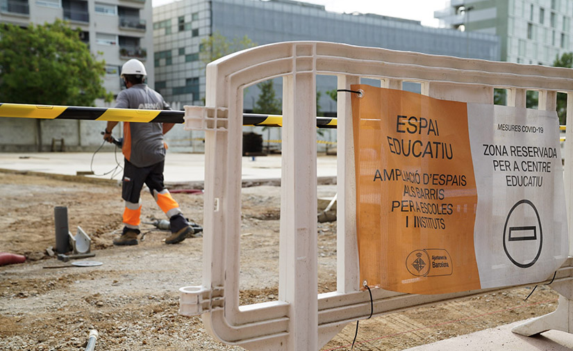 Una docena de escuelas públicas de Barcelona naturalizan sus patios