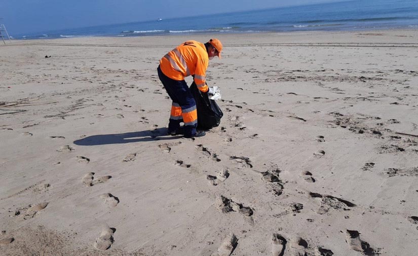 Valencia incrementa los recursos de limpieza en las playas con el inicio de la temporada alta estival