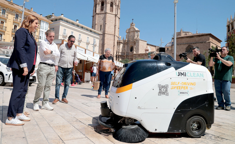 Valencia prueba su primer robot autónomo de limpieza urbana dentro del Sandbox Urbano