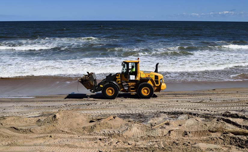 Valencia trabaja en la limpieza y retirada de algas de sus playas para el final del confinamiento