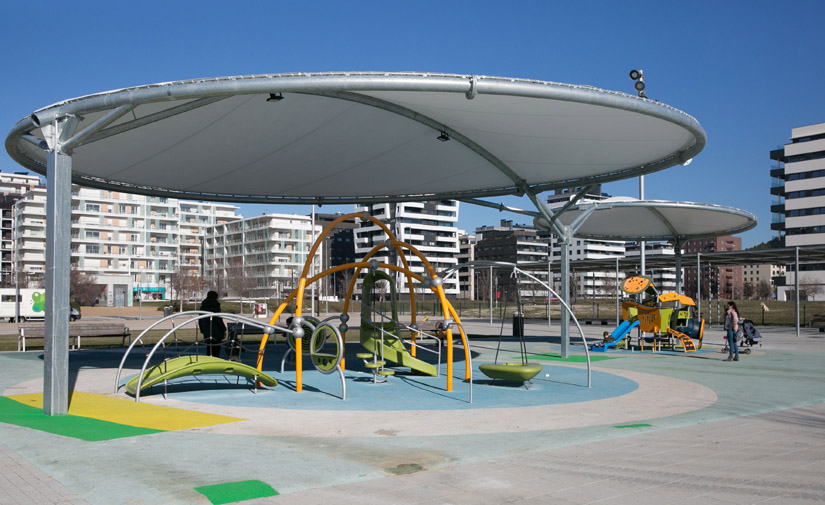 Varias plazas de Pamplona disfrutan ya de sus zonas de juegos infantiles cubiertas