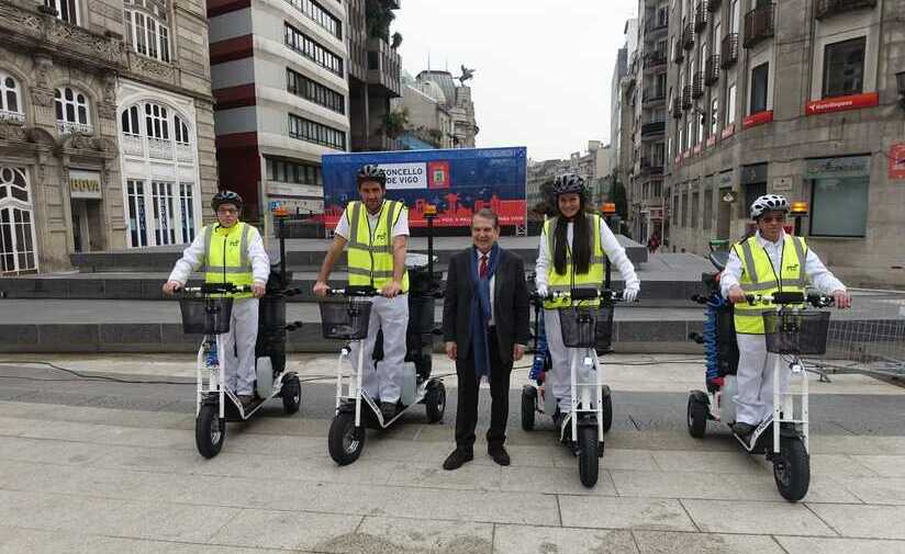 Vigo moviliza en triciclo eléctrico a su servicio de limpieza