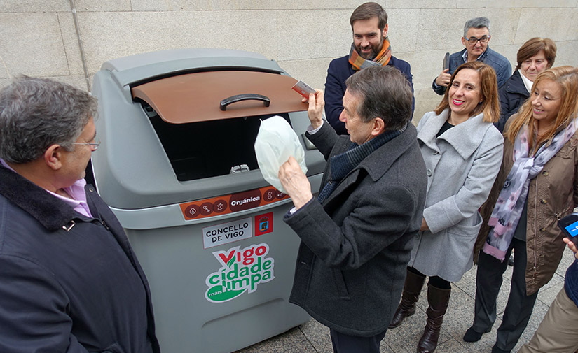 Vigo presenta los contenedores para una prueba piloto de recogida de materia orgánica