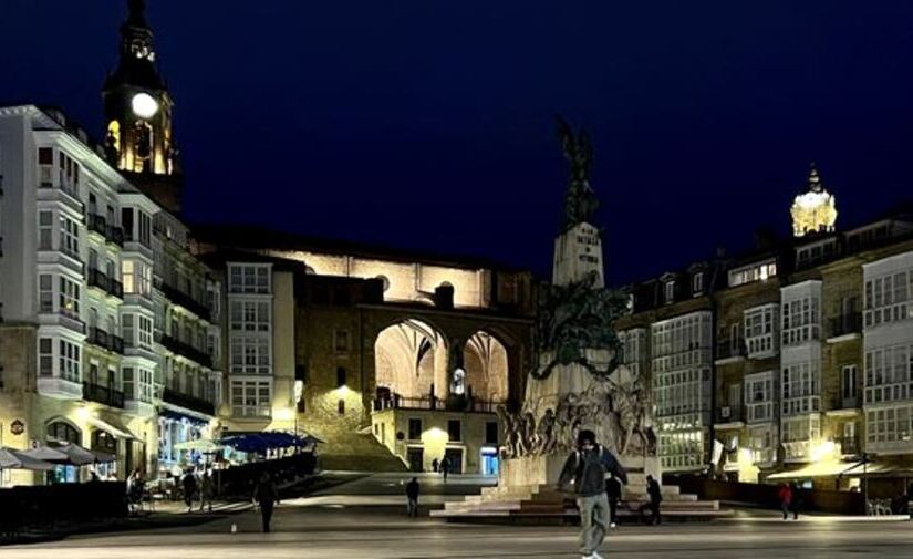 Vitoria finaliza la adecuación del alumbrado en la plaza de la Virgen Blanca