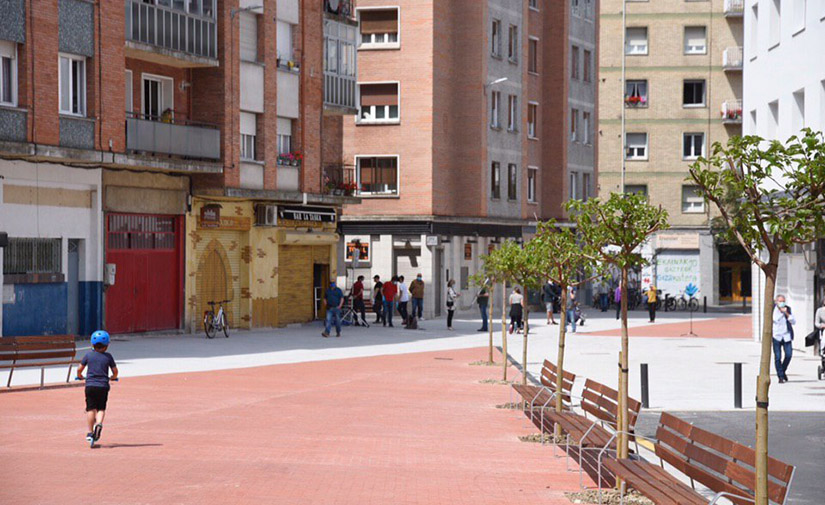 Vitoria-Gasteiz estrena la plaza Médico Tornay, un espacio peatonal totalmente renovado y moderno