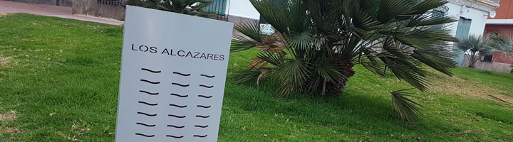 Los Alcázares renueva mobiliario urbano en las playas para el embellecimiento del Paseo Marítimo