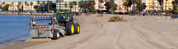 La Linea saca a licitación el servicio de mantenimiento y limpieza mecanizada de playas para la temporada de este año