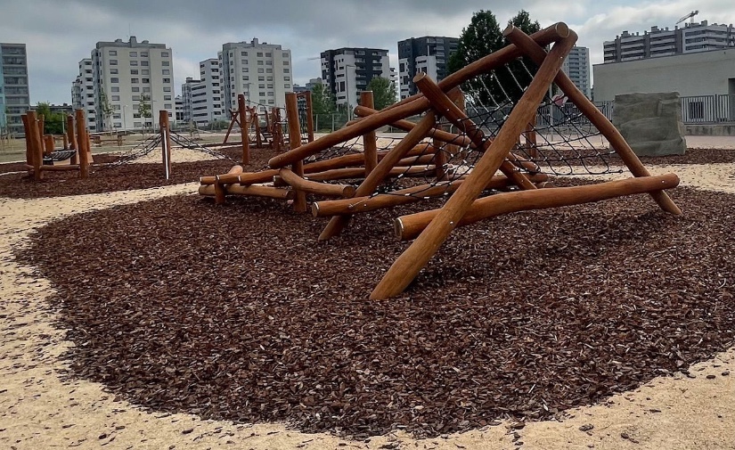 Zabalgana renueva su zona naturalizada de juegos infantiles con nuevas estructuras y más espacios verdes