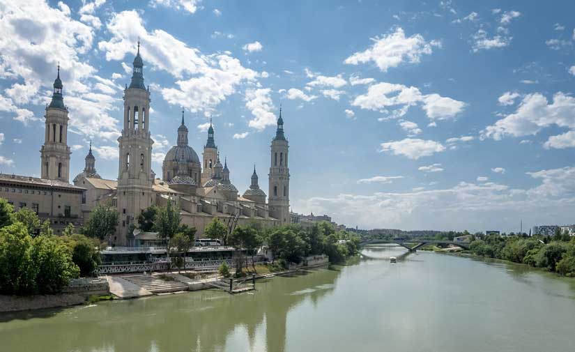 Zaragoza incrementó en 2019 la recogida selectiva y multiplicó la ropa usada recuperada