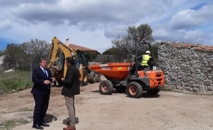 Zarzalejo se moderniza al soterrar sus contenedores de residuos sólidos y envases