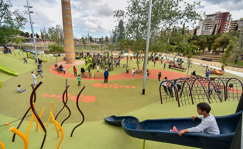 Juegos infantiles inclusivos en el parque de Les Planes