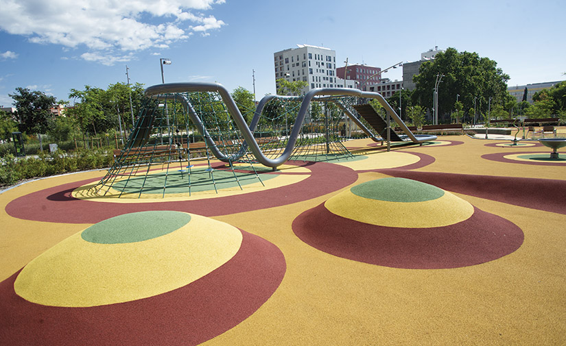 Urbanización del parque y la zona de juegos infantiles de Las Casernes de Sant Andreu, Barcelona