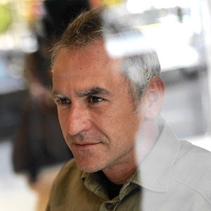 Teoría: Santiago Lesmes, consultor especializado en cláusulas sociales y autor del estudio “Contratos reservados en el sector de la recogida y tratamiento de la ropa usada en España”